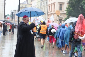 biskup Mastalski pozdrawia pielgrzymów